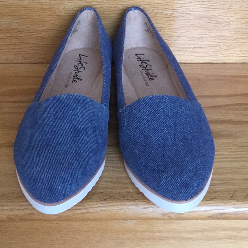 Women’s flat shoes